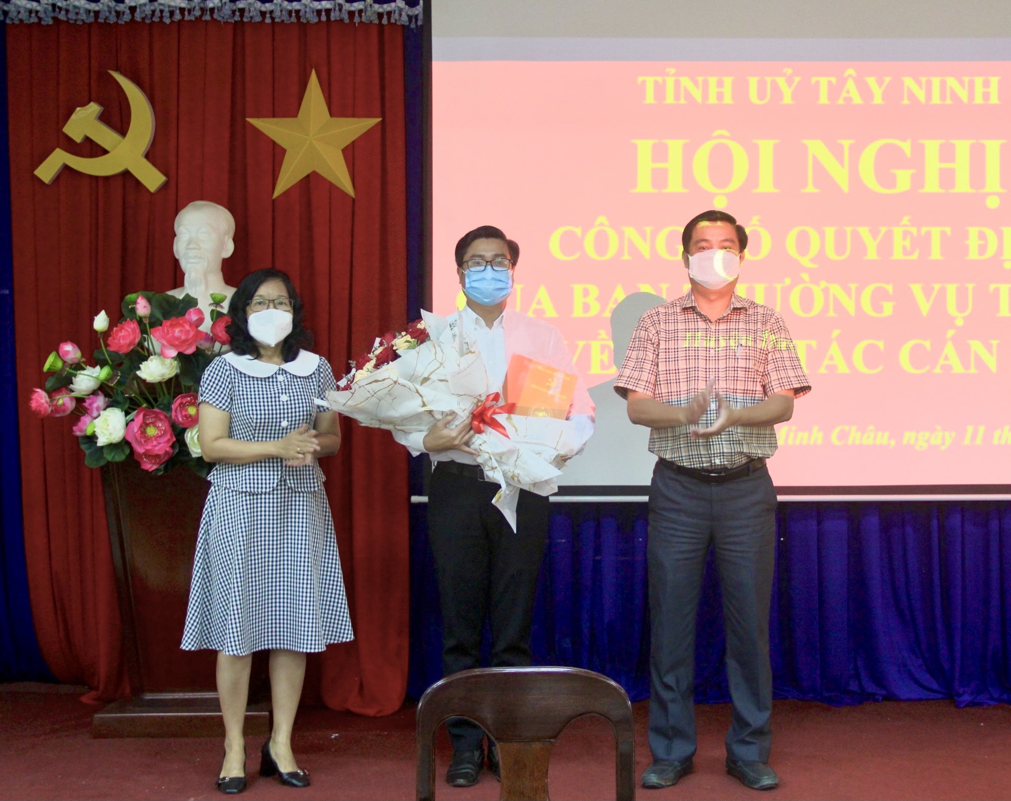 Trưởng ban Tổ chức Tỉnh ủy Nguyễn Thị Yến Mai:  Trao quyết định về công tác cán bộ tại huyện Dương Minh Châu